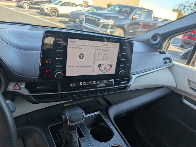 Used 2023 Toyota Sienna Platinum AWD/4WD image 14