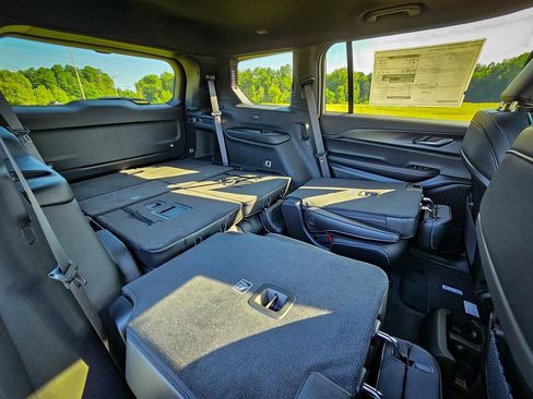 New 2025 Jeep Grand Cherokee L Altitude image 40