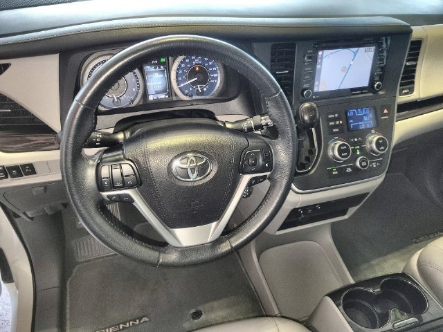 Used 2020 Toyota Sienna XLE w/ XLE Navigation Package FWD image 20