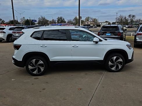New 2026 Volkswagen Taos SE AWD/4WD image 4