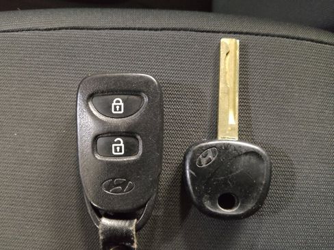 Used 2014 Hyundai Accent SE image 32