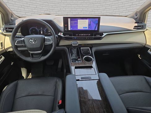 Used 2025 Toyota Sienna Platinum AWD/4WD image 10