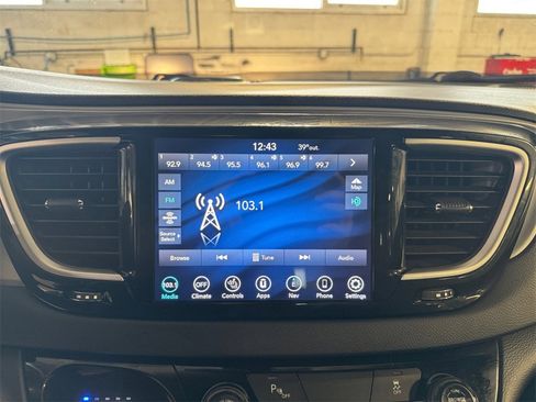 Used 2020 Chrysler Pacifica Touring w/ S Appearance Package image 17