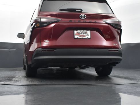 Used 2026 Toyota Sienna XLE FWD image 39