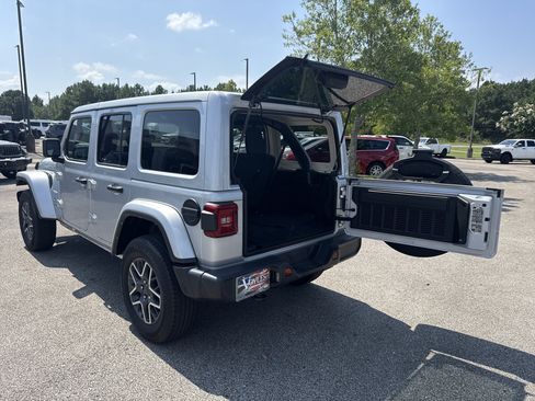 Used 2024 Jeep Wrangler Unlimited Sahara AWD/4WD image 18