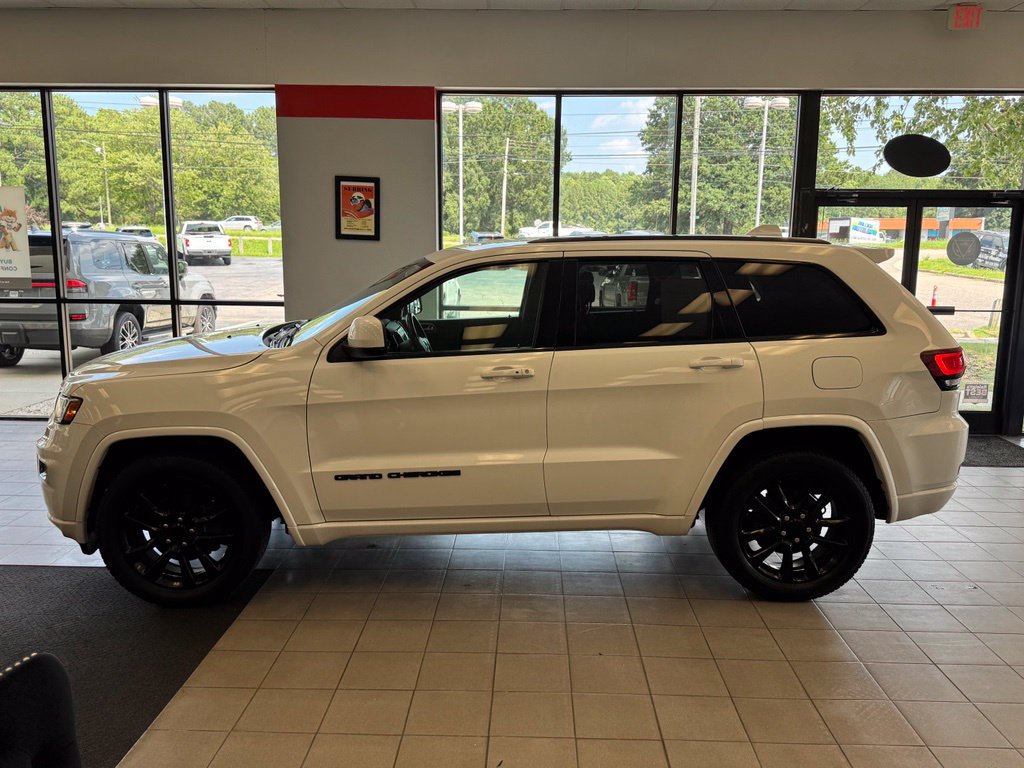 Used 2019 Jeep Grand Cherokee Altitude AWD/4WD image 3