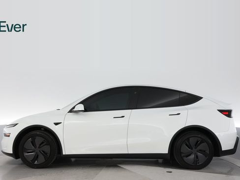 Used 2026 Tesla Model Y AWD image 15