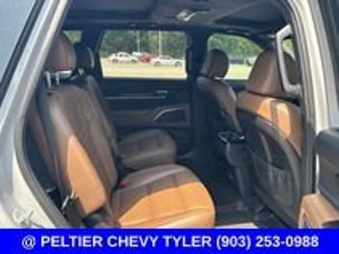 Used 2022 Kia Telluride SX w/ SX Prestige Package AWD/4WD image 11