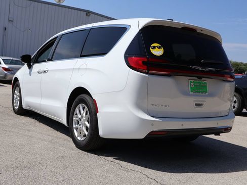 New 2026 Chrysler Pacifica Select FWD image 3