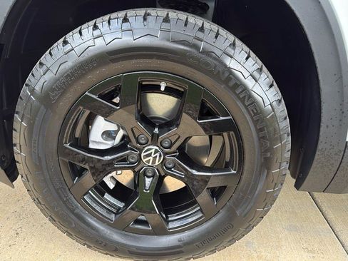 New 2025 Volkswagen Atlas Peak Edition SE image 19