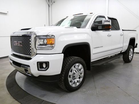 Used 2017 GMC Sierra 2500 Denali w/ Duramax Plus Package image 3