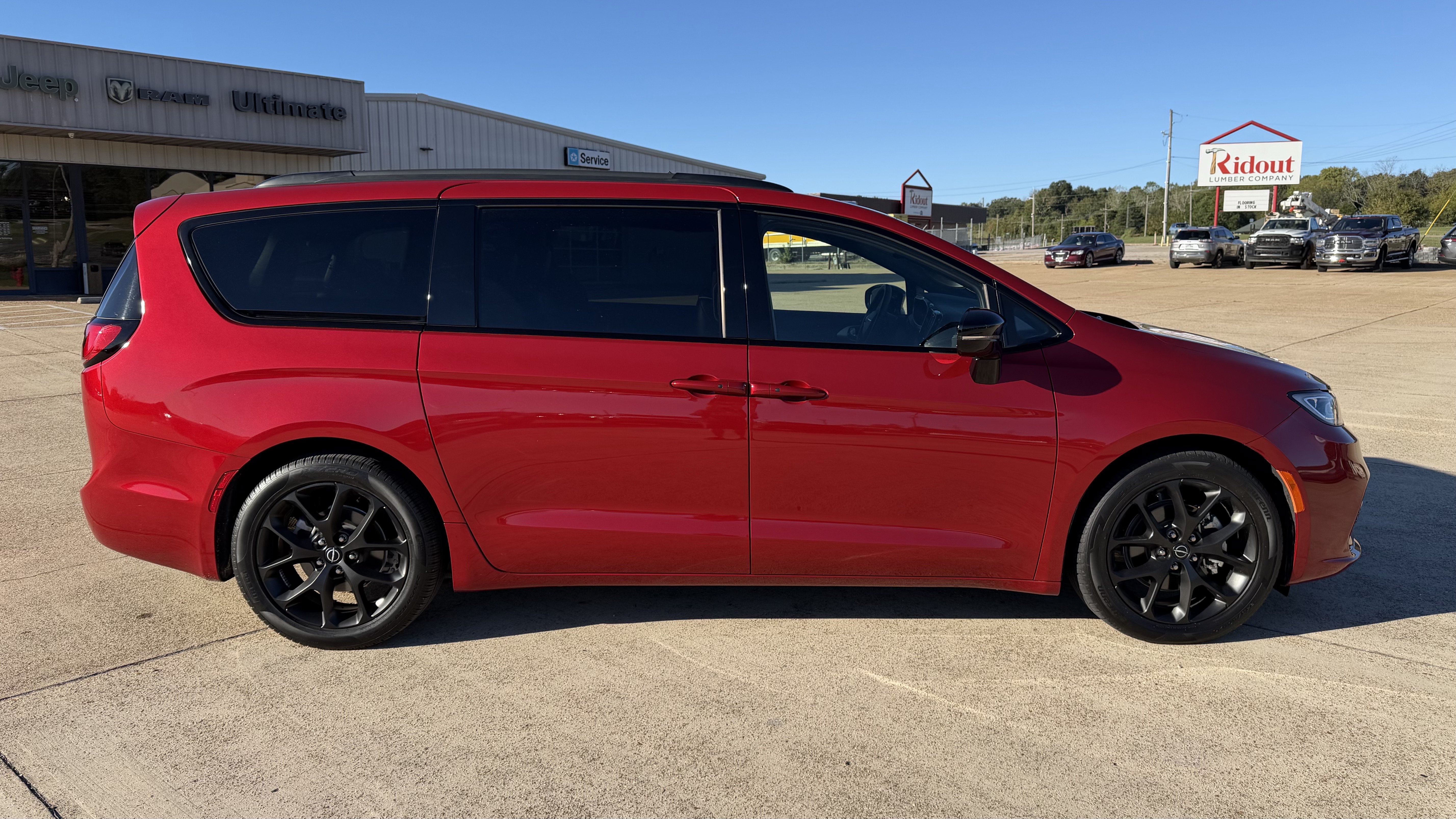 Used 2026 Chrysler Pacifica Limited w/ S Appearance Package FWD image 9