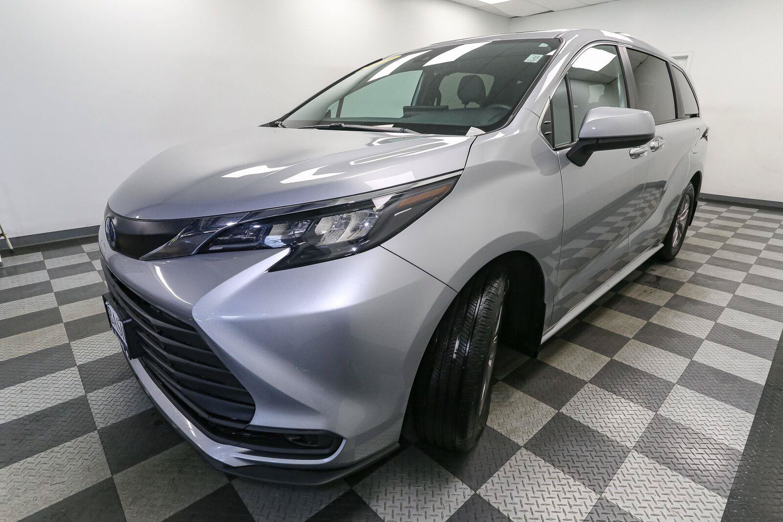 Used 2025 Toyota Sienna XLE FWD image 4