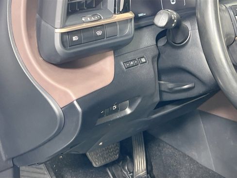 Used 2023 Toyota Crown Limited image 10