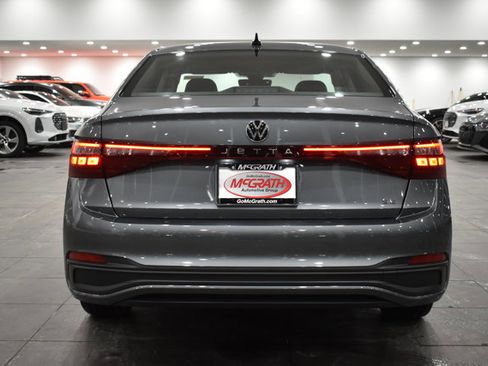 Used 2025 Volkswagen Jetta SE w/ Sunroof Package image 9