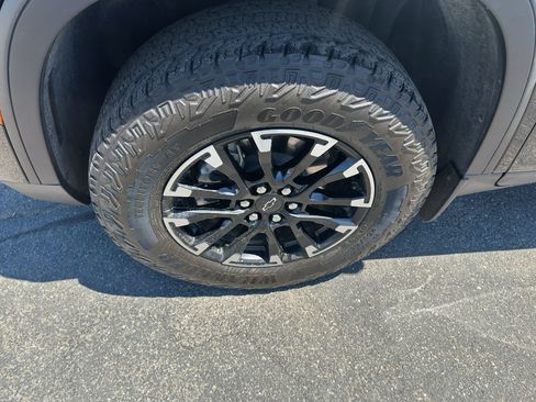 Used 2025 Chevrolet Traverse Z71 w/ LPO, Floor Liner Package AWD/4WD image 9