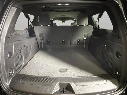 Used 2025 Chevrolet Suburban LS image 31