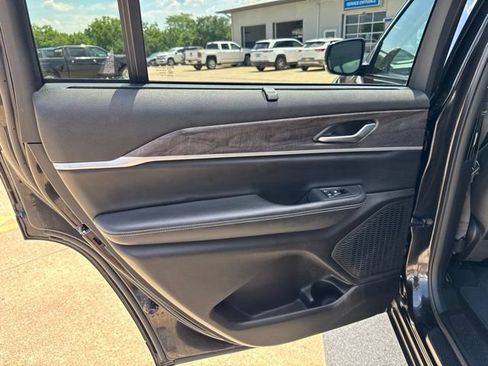 Used 2023 Jeep Grand Cherokee L Limited w/ Luxury Tech Group II AWD/4WD image 20