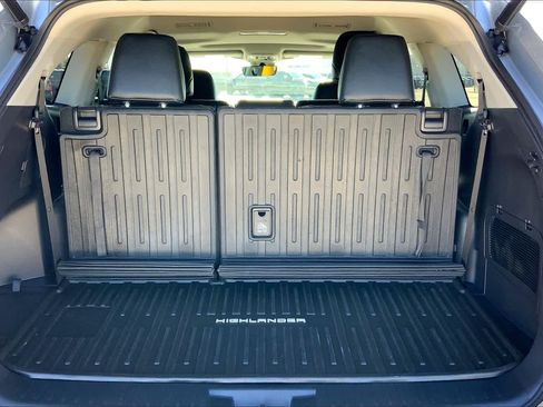 Used 2022 Toyota Highlander XLE AWD/4WD image 34