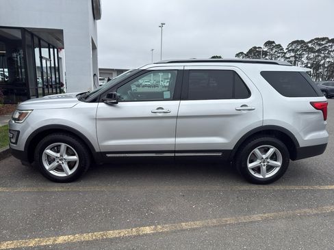 Used 2017 Ford Explorer XLT w/ Equipment Group 202A AWD/4WD image 2