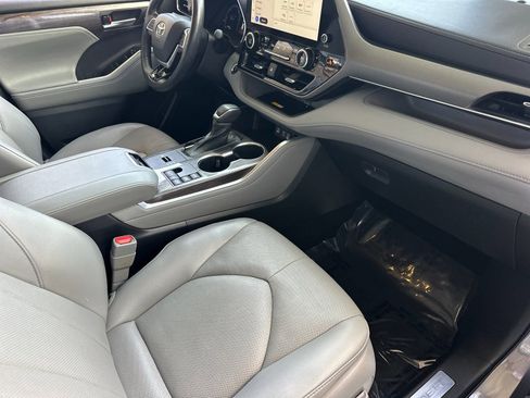 Used 2023 Toyota Highlander Limited w/ Protection Package #3 (TMS) AWD/4WD image 16
