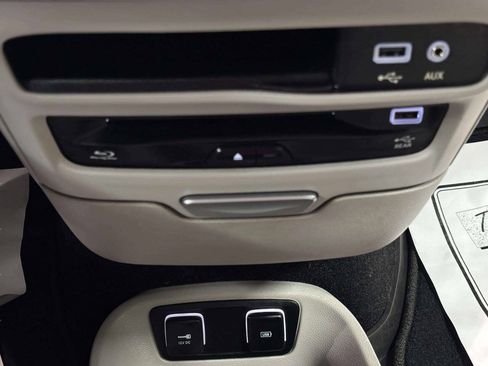Used 2017 Chrysler Pacifica Limited w/ UConnect Theater Package FWD image 36