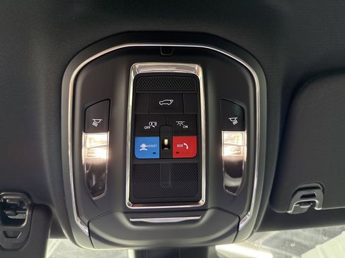 Used 2025 Jeep Wagoneer 2WD image 29