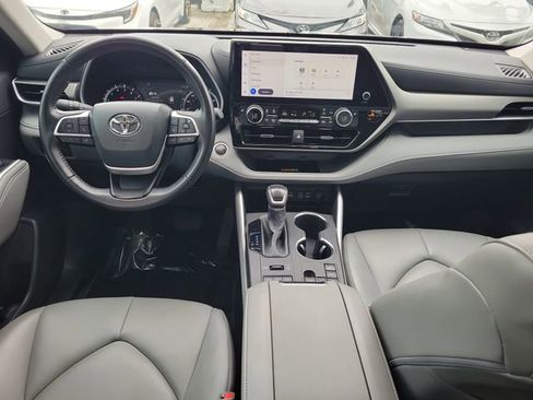 Used 2024 Toyota Highlander XLE image 7