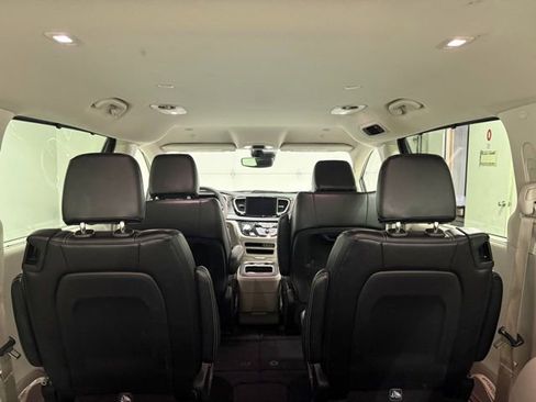 Used 2023 Chrysler Pacifica Touring-L image 9