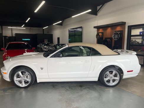 Used 2009 Ford Mustang GT Premium RWD image 7
