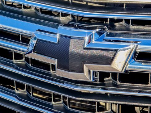 Used 2023 Chevrolet Traverse LT image 3