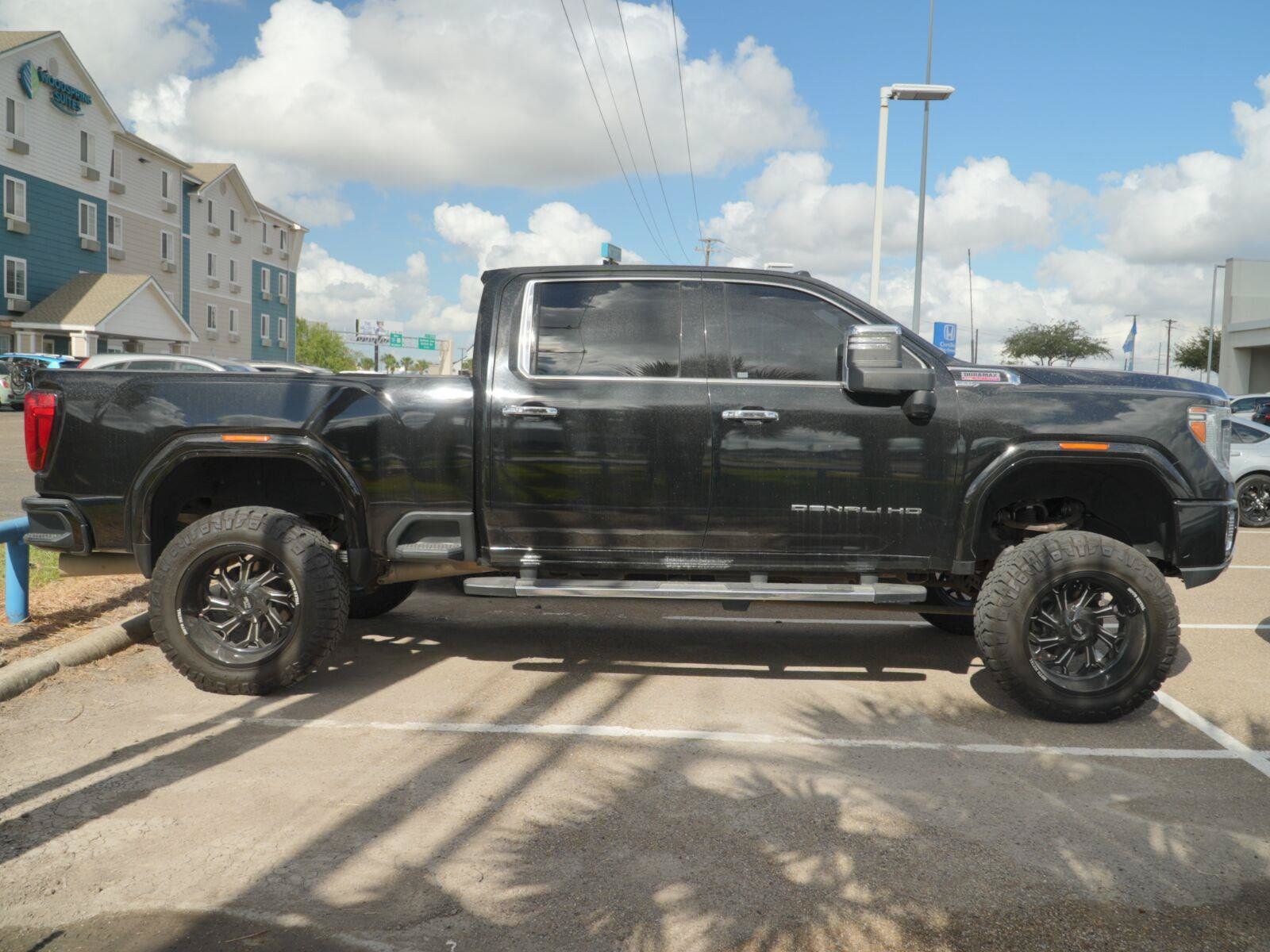 Used 2020 GMC Sierra 2500 Denali w/ Denali Ultimate Package AWD/4WD image 3