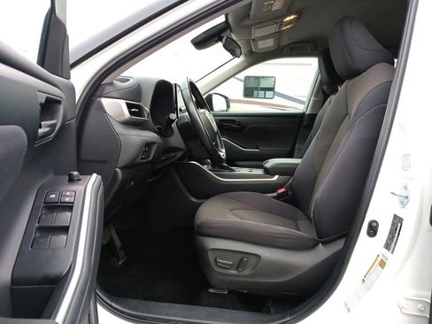 Used 2024 Toyota Highlander LE FWD image 20