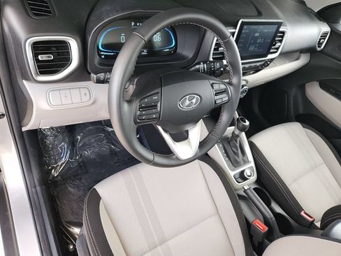 Used 2025 Hyundai Venue SEL FWD image 12