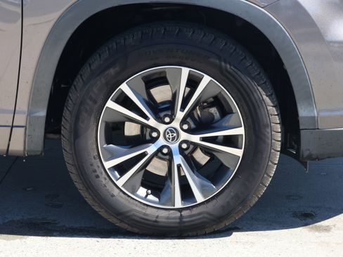 Used 2016 Toyota Highlander XLE image 11