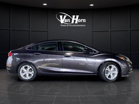 Used 2017 Chevrolet Cruze Premier image 2