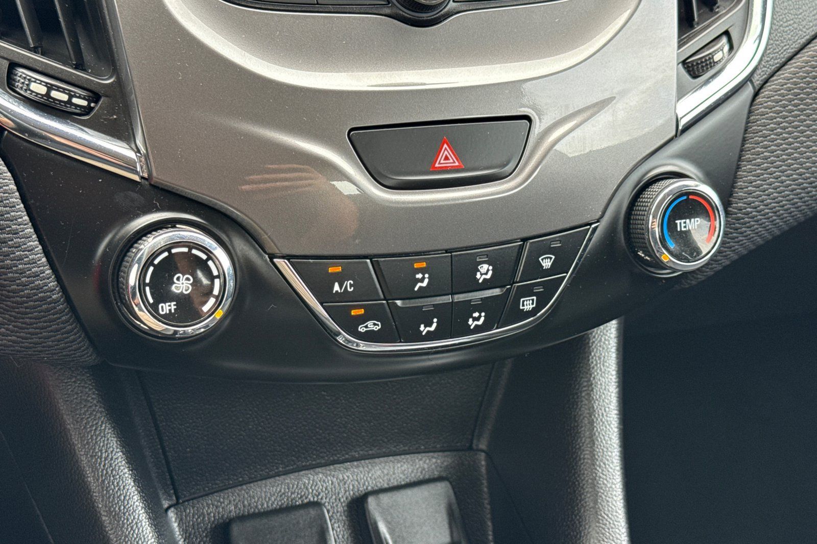 Used 2017 Chevrolet Cruze LT FWD image 19