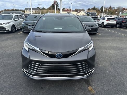 New 2025 Toyota Sienna Limited image 5