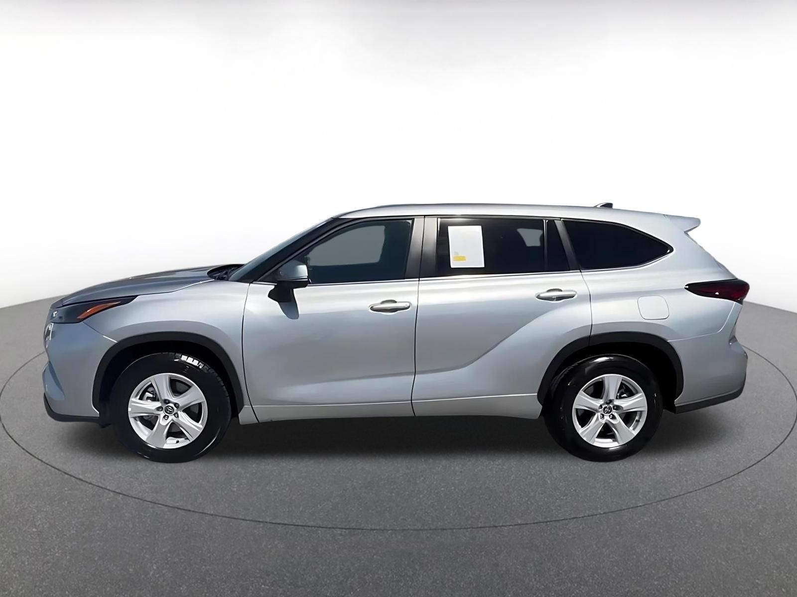 Used 2025 Toyota Highlander LE FWD image 8