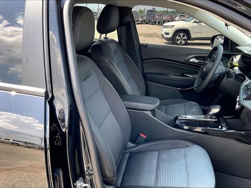 Used 2025 Chevrolet Trax LT FWD image 29