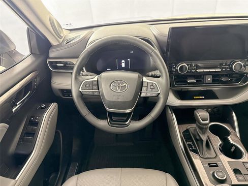 Used 2023 Toyota Highlander Limited image 35