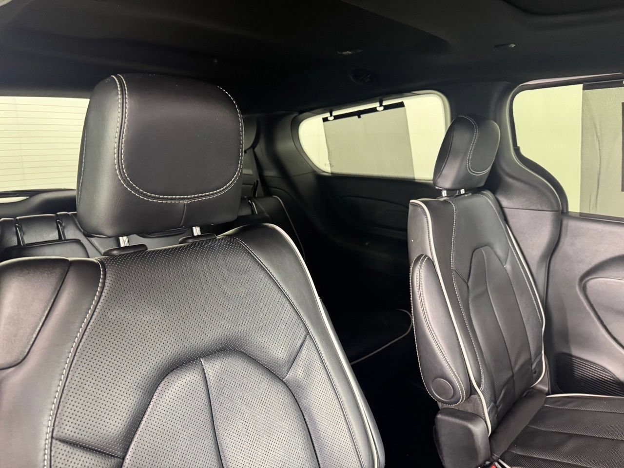 Used 2025 Chrysler Pacifica Limited FWD image 30