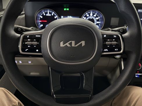 Used 2022 Kia Carnival LX image 18