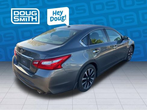 Used 2017 Nissan Altima 2.5 SV w/ Convenience Package FWD image 5