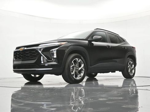 Certified 2025 Chevrolet Trax LT w/ LT Convenience Package FWD image 36