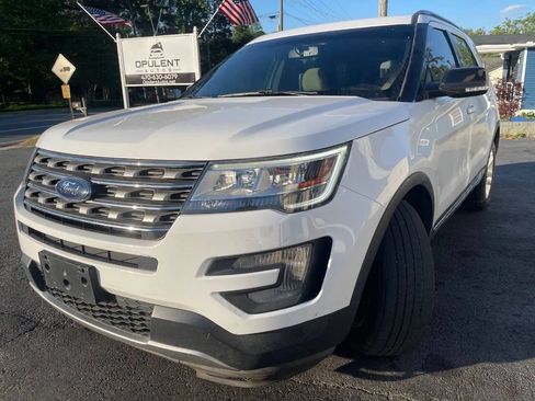 Used 2017 Ford Explorer XLT w/ Equipment Group 201A FWD image 5