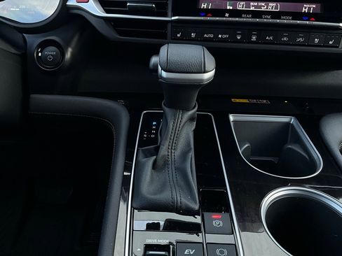 Used 2025 Toyota Sienna Platinum image 31