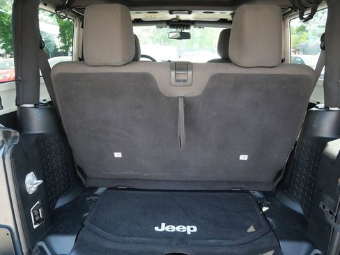 Used 2016 Jeep Wrangler Sahara w/ Connectivity Group AWD/4WD image 28