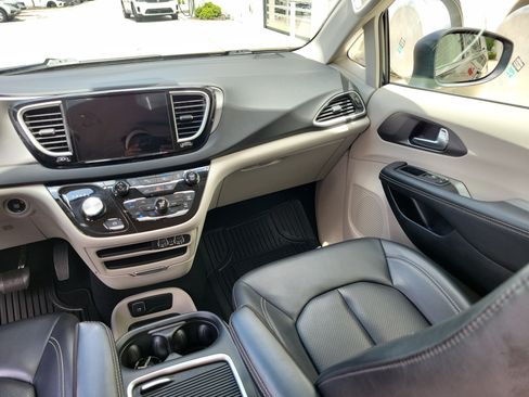 Used 2023 Chrysler Pacifica Touring-L FWD image 22