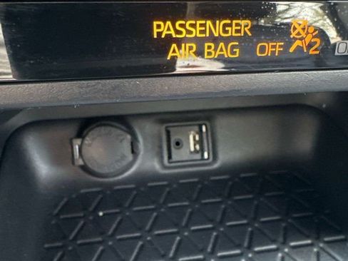 Used 2019 Toyota RAV4 LE w/ Carpet Mat Package image 33